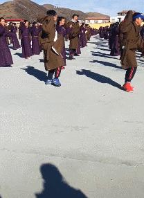 太有意思了，女朋友不屑一顾的表情很到位