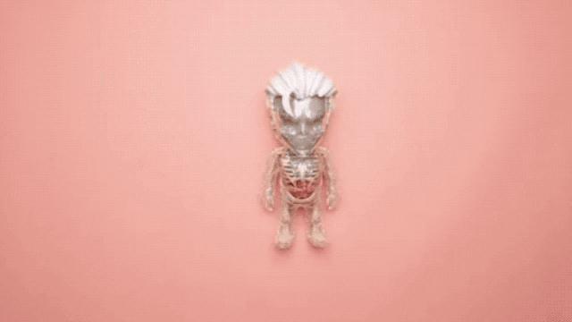 他肢解卡通人物，不但没毁童年，还倍受追捧