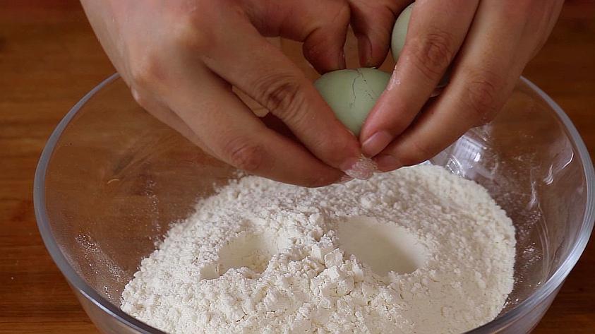 一碗面粉1个鸡蛋教你做健康油条,1斤面2个鸡蛋炸油条的配方