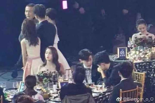 邓伦刘昊然同框热聊,两个人好直男呀,但旁边的关晓彤尴尬了