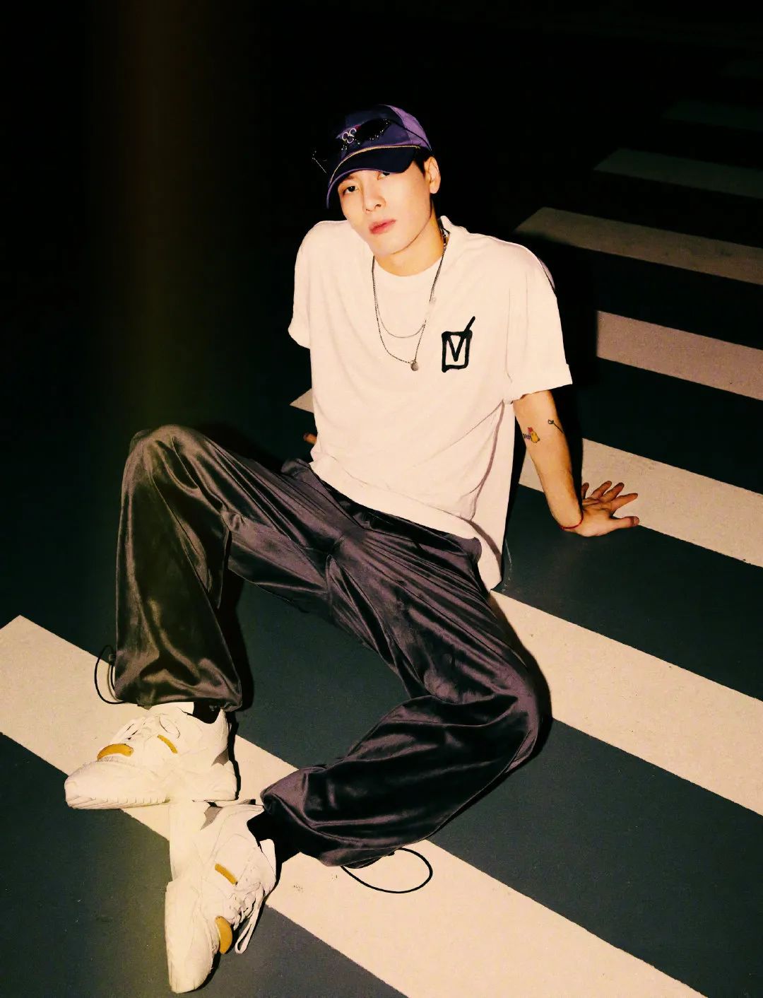 衣品超级好的男明星,王嘉尔穿的蔡徐坤同款衣服