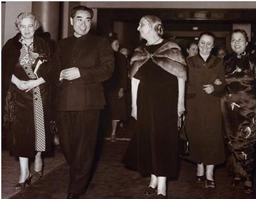 古今明捧着周恩来的骨灰,走过长安街,如今的他过得怎么样了?