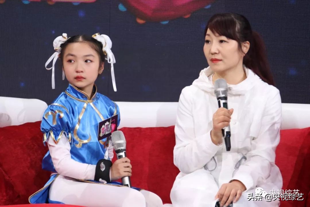 快递小哥感动一幕,帮助脑瘫兄妹的快递小哥