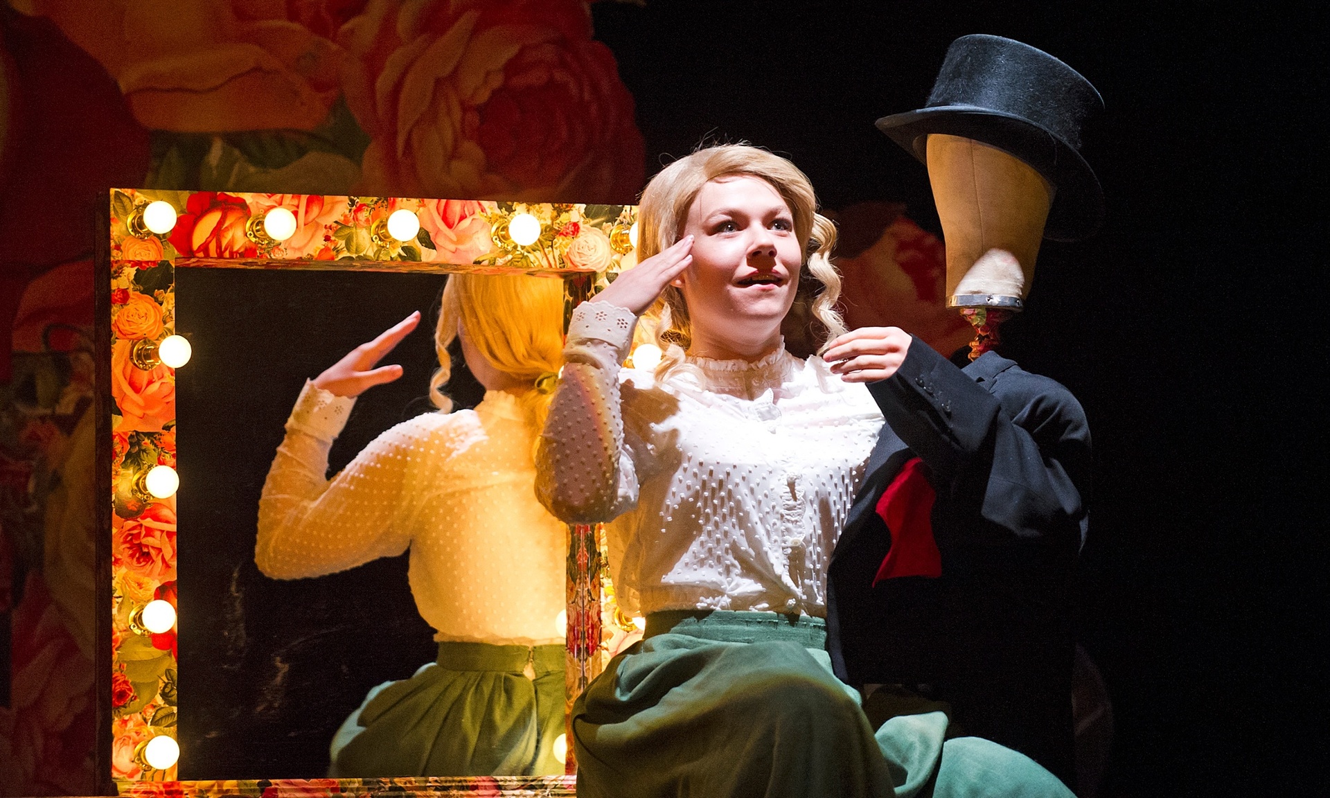 以戏剧为鉴,浅谈英国“女同性恋群体”陷入隐秘的本体论困境原因