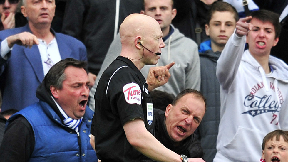 裁判已成弱势群体？从科斯塔对阵巴萨的红牌看足球裁判的*力暴**困局