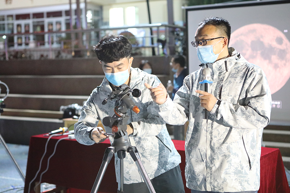 兵团第二中学：中秋月圆夜过出科技范