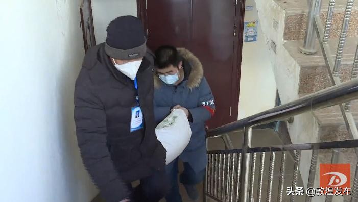 敦煌：抗击战“疫”*党**员干部变身“快递员”