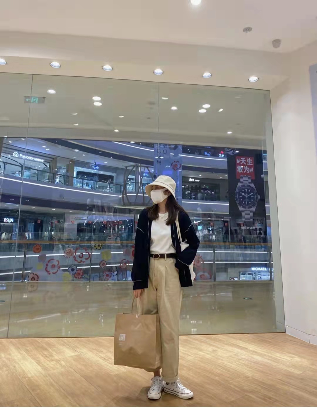 男士藏蓝色休闲西裤子配什么上衣,藏蓝色西装裤子配什么颜色上衣