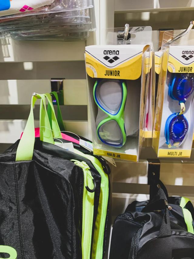 带娃游泳必须戴泳镜吗,儿童学游泳适合戴大框泳镜吗