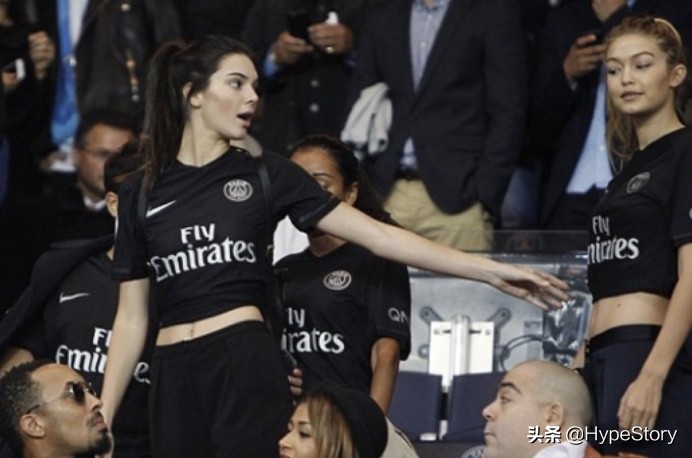 巨星蕾哈娜低调现身世界杯,蕾哈娜舞台服饰