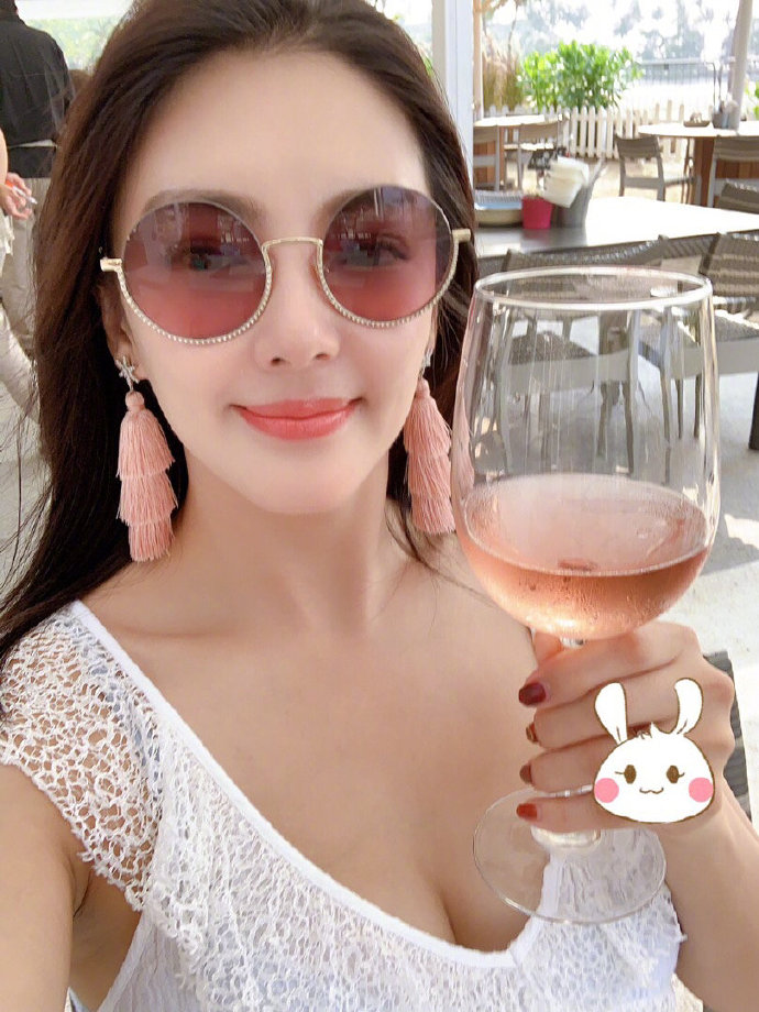 张雨绮现身机场活力十足,张雨绮霸气压轴秀