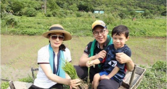 郭晶晶和霍启刚一家穿运动鞋,霍启刚陪郭晶晶玩滑板
