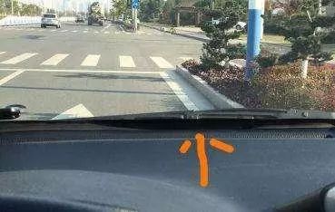 开车老压线怎么办?用这个方法,盯着这两点让你不压线
