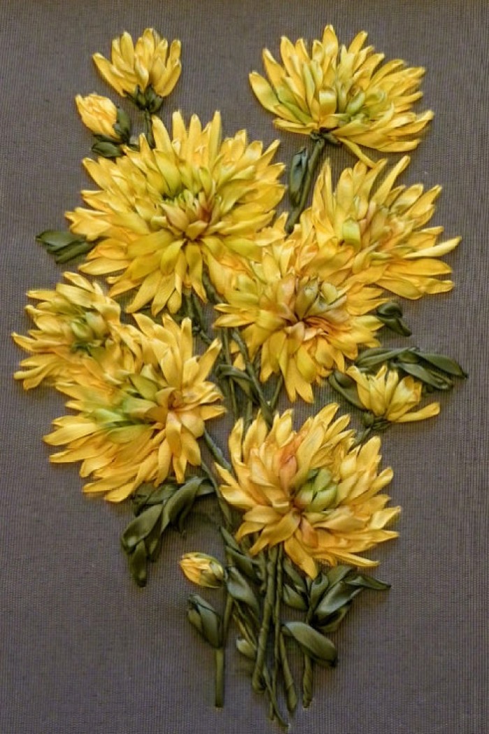 最新流行的十字手工刺绣,两条丝带绣的立体花瓣绣教程