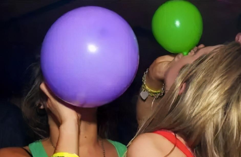 15岁少女借住男友死*党**家吸完笑气告他硬上！“笑气”有多危险？