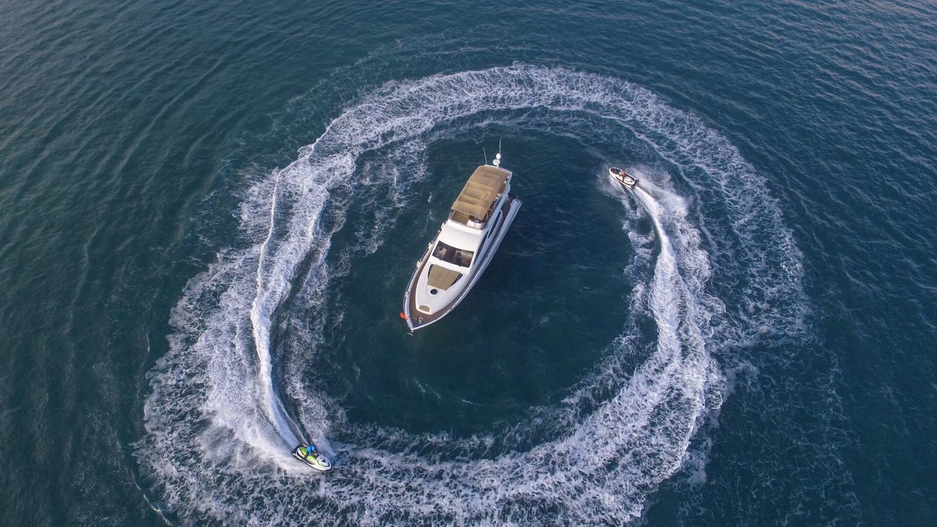 三亚旅游出海攻略游艇,三亚豪华游艇出海旅行攻略