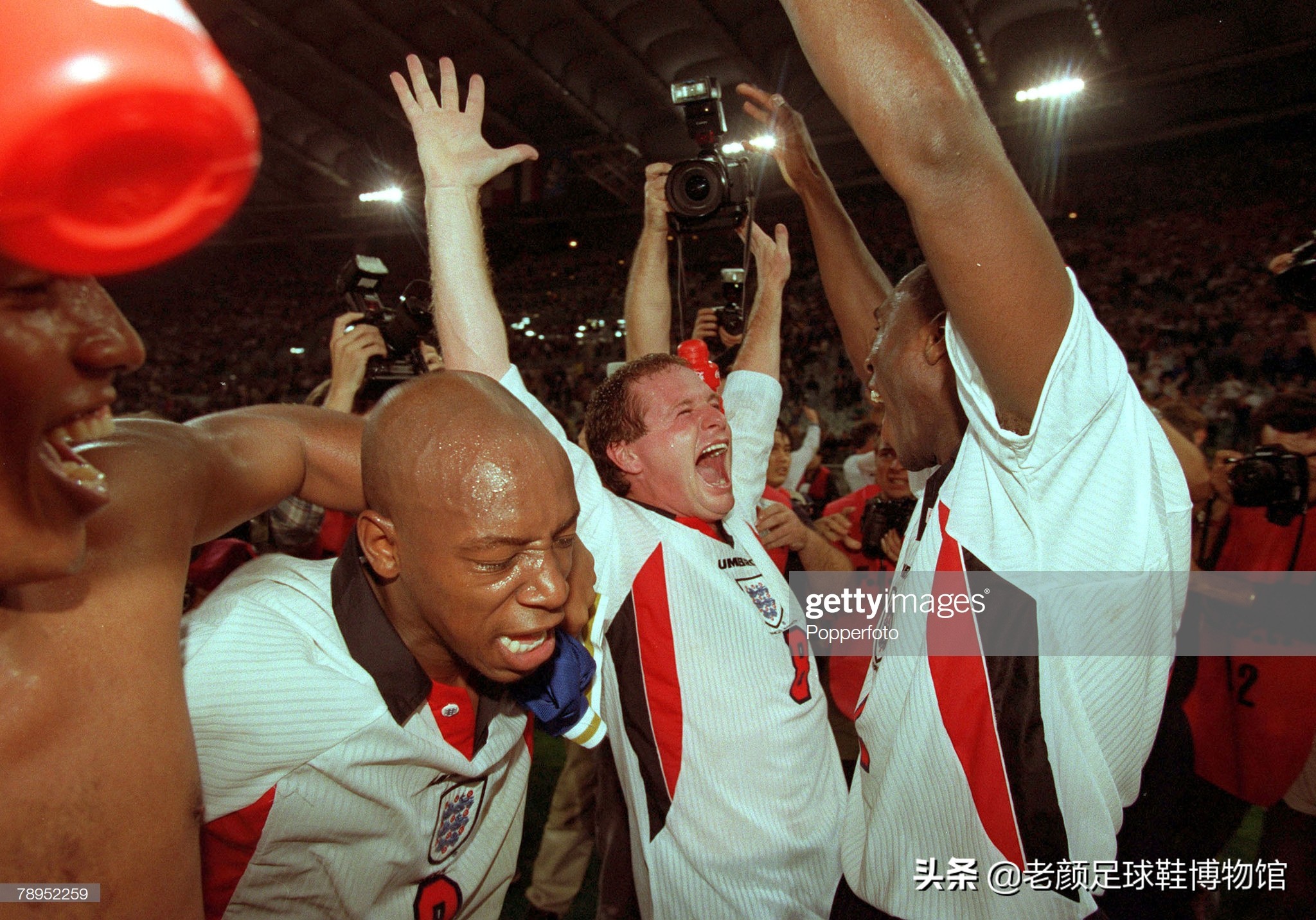 破产酒鬼的球鞋拍卖值6万,加图索的恩人名字成为香港路名