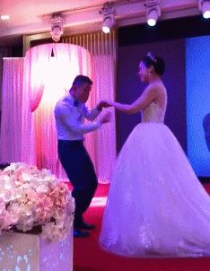 搞笑gif女人结婚前和结婚后的差别,新娘害羞蒙脸搞笑视频