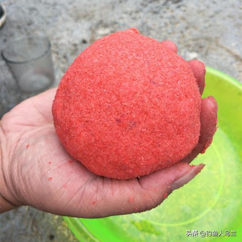 野钓鲫鱼打窝两窝之间的距离,蚯蚓钓鲫鱼用什么窝料打窝最好