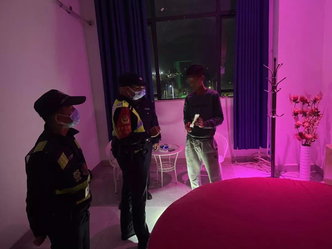 凌晨出动开展夜查行动,警方星夜清查风暴