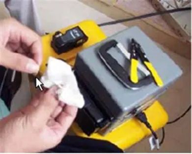 光纤熔接一天能熔多少,接续盒的光纤熔接视频