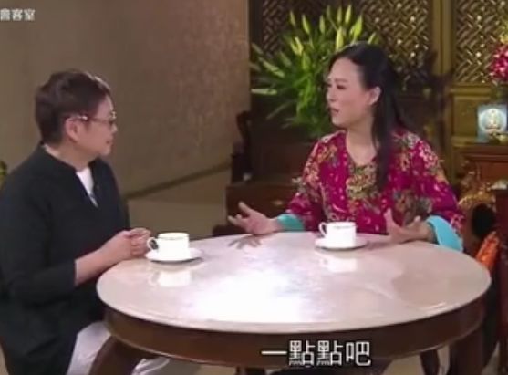 她爱上大30岁的富豪，爆红息影，容忍丈夫出轨，发誓孤独一人