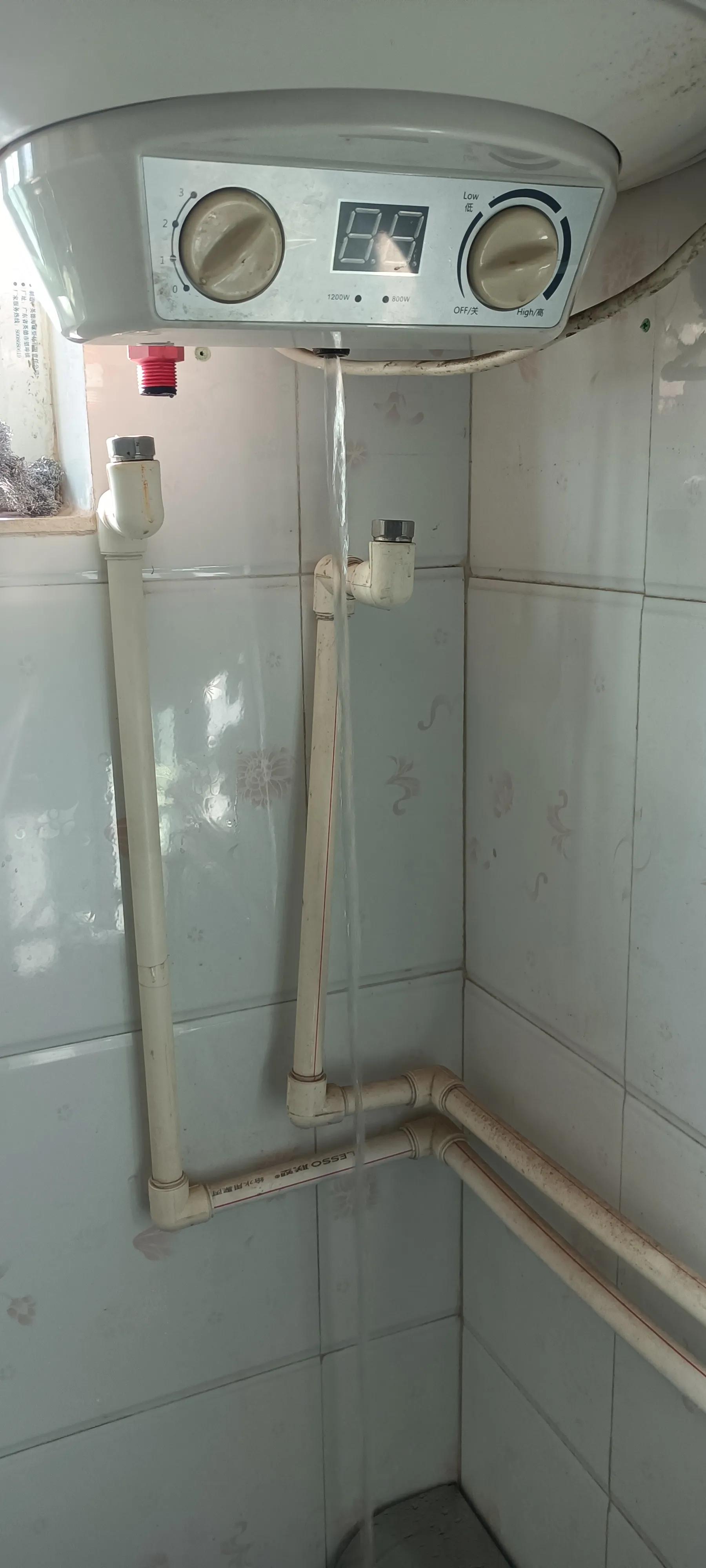 清洗储水式电热水器视频,家用电热水器可边冲洗边开着用