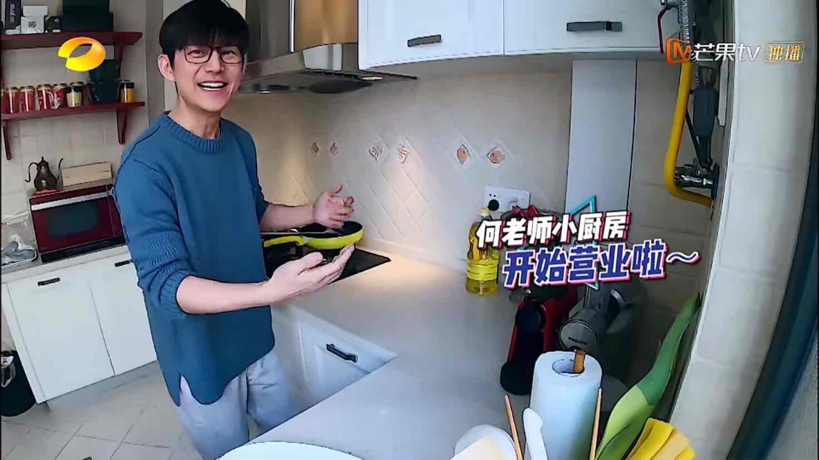 快本男主持私宅公开，嘉哥梳妆台上堆满化妆品，和何老师大有不同