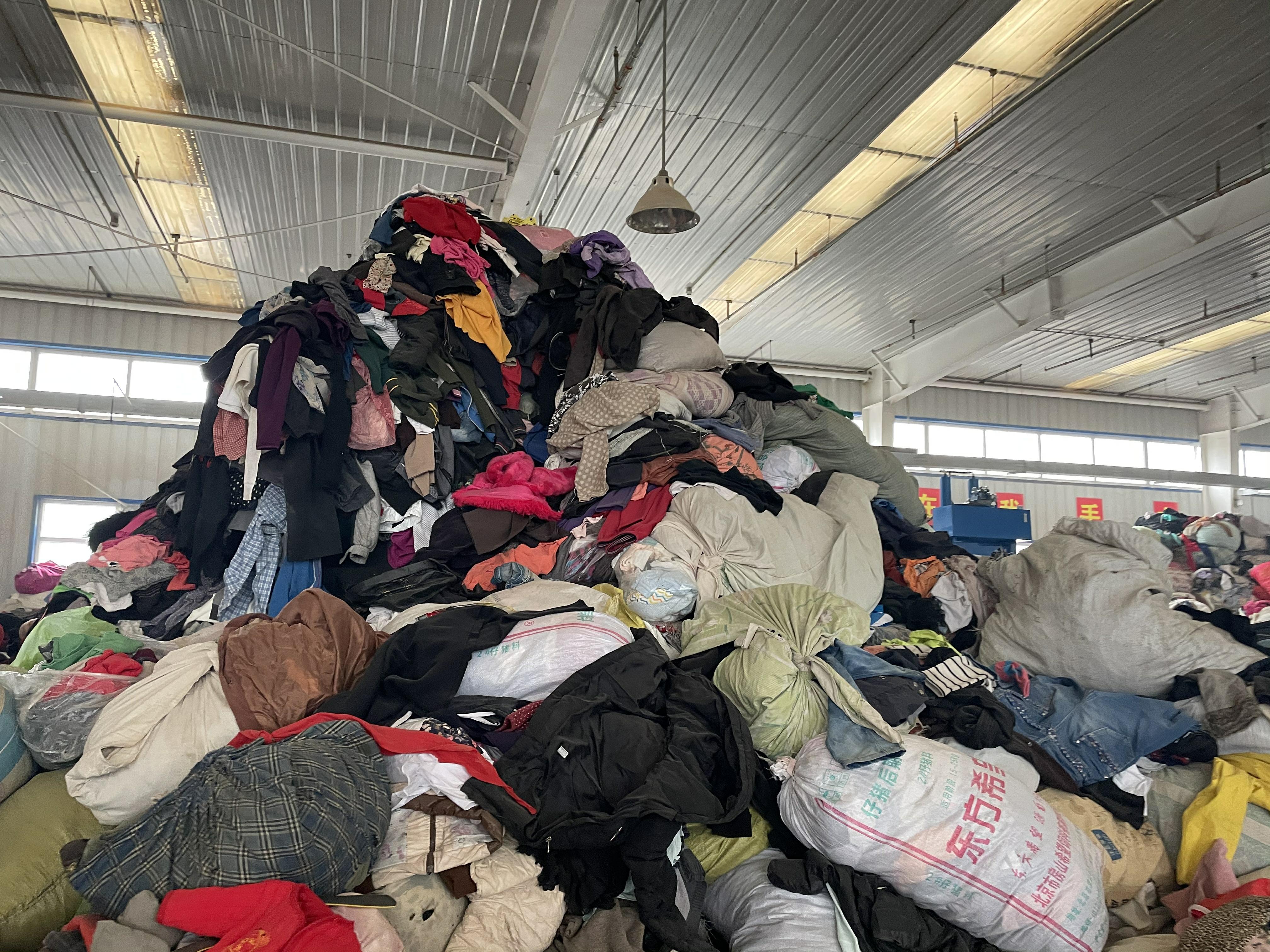 石家庄4000平米仓库里堆满了二手衣物：旧衣成吨出口非洲，在二手市场仅售几元