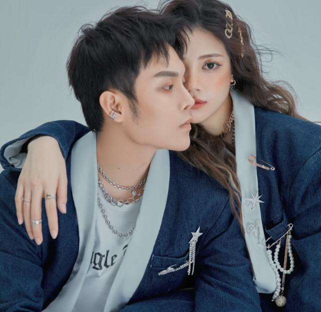 小猪晒兜儿送的豪车时，被质问“会不会三婚”，他的回答暗含深意