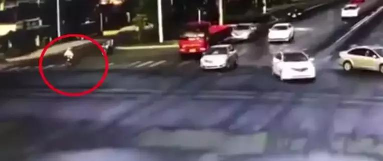 女孩被卷入车底众人将车抬起,女子连人带车被冲走获救