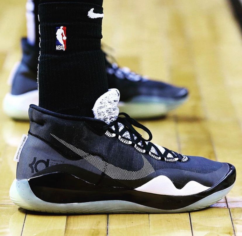科比上脚4新配色 (欧文上脚科比特殊配色)