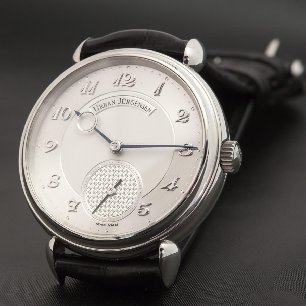 金表好看还是银色好看,金表和钢表哪个更保值