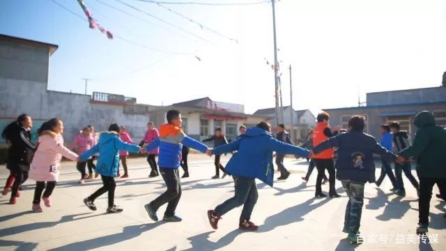 她是两千多孩子的“彩虹妈妈”，为服刑人员未成年子女撑起一片天