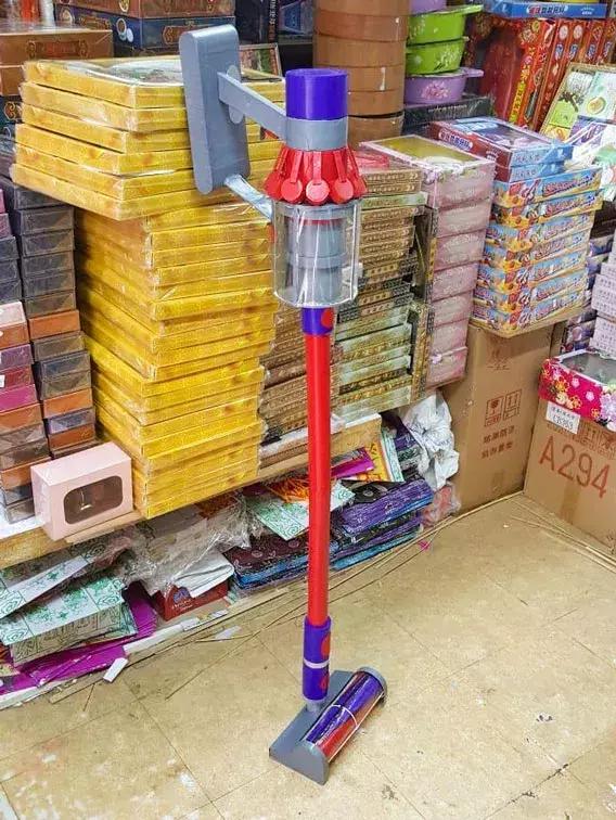 香港阴间设计师:为黄家驹订做电吉他,为张国荣粉丝订做咖啡厅..