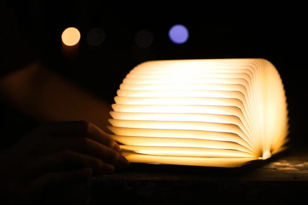 这些高校送的毕业礼物火了,送瓜的,送芯片的,还有送男朋友的