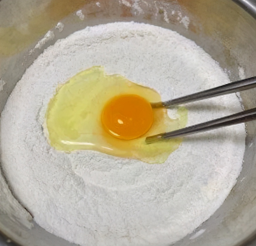 酥脆油条的做法和配方的全过程,家庭版油条做法和配方的全过程