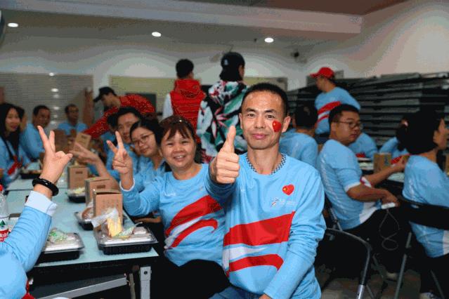 冬日里的温暖传递,冬日的温暖和幸福在彼此间传递