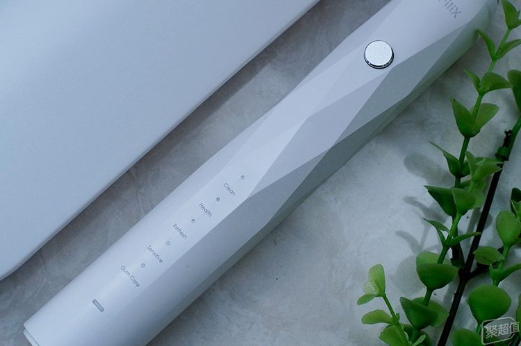 护龈深层清洁纳米抗菌软毛牙刷,清洁力好噪音小的电动牙刷