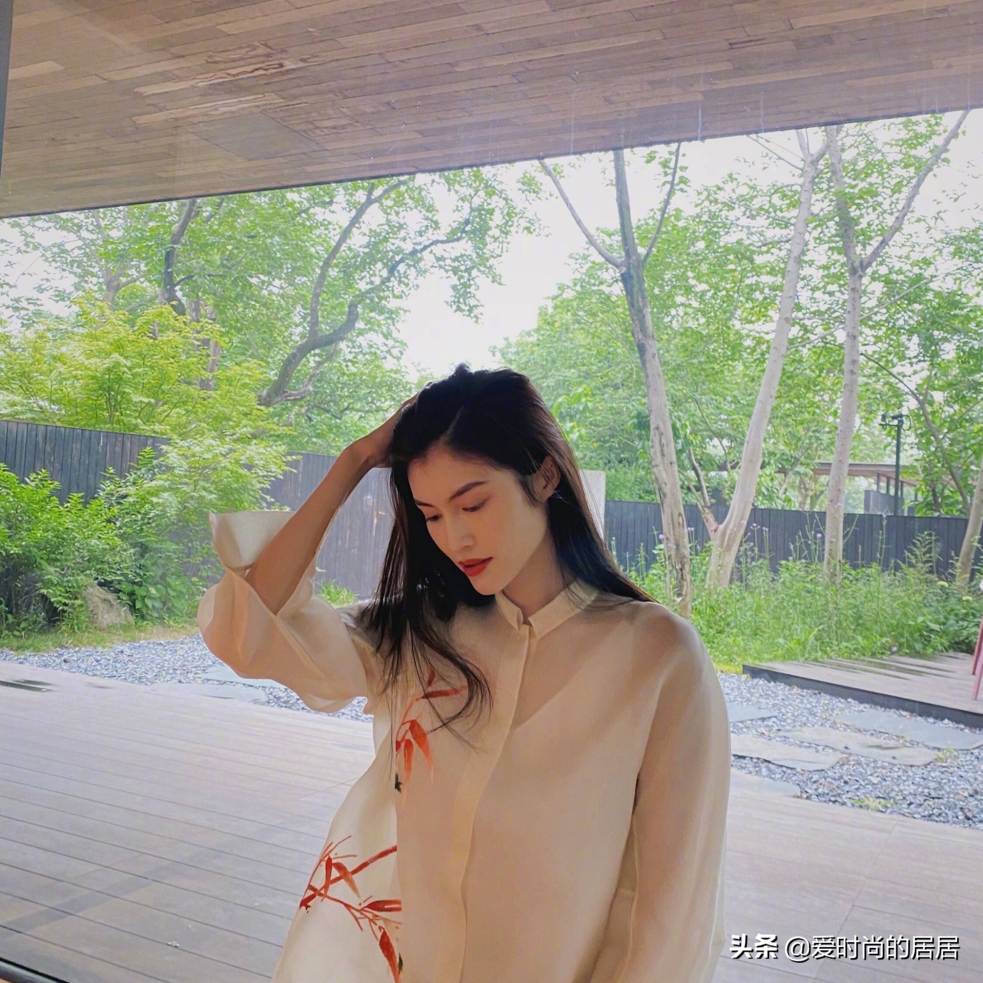 何穗竹节刺绣外套极其优雅，白色套装活泼可爱，运动裤酷感运动