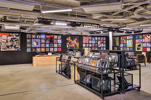 爱马仕开了家丝巾唱片店,GUESS要与HelloKitty联名了