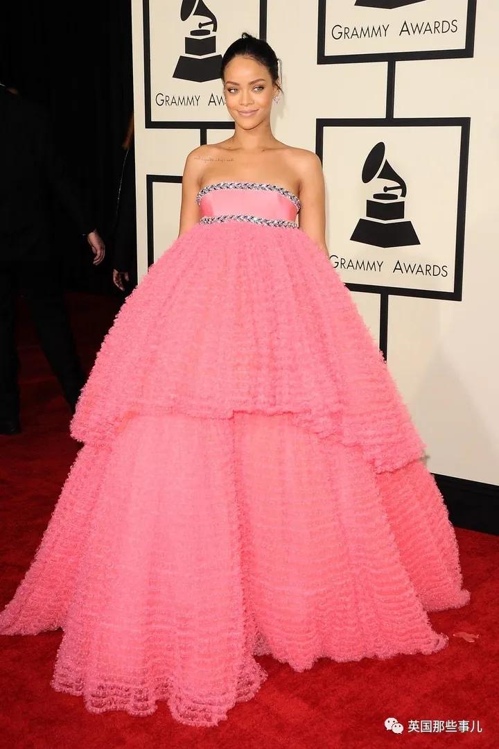 蕾哈娜时隔7年重回舞台,美妆博主蕾哈娜副业