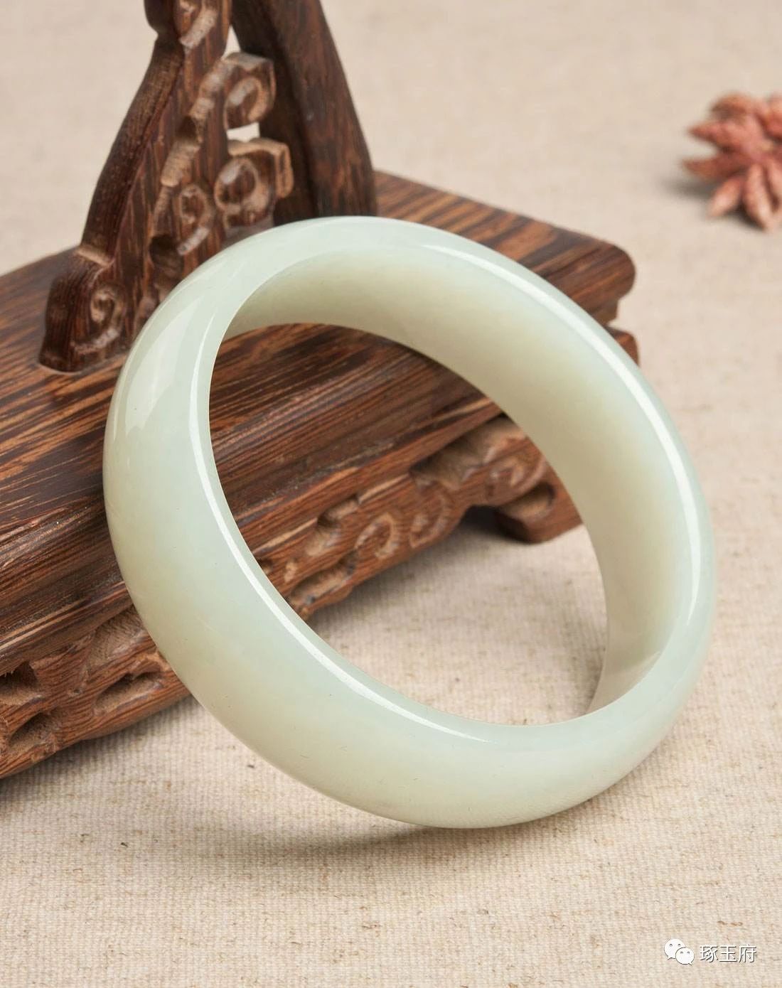 和田玉玉镯碎了,和田玉镯砸不碎是什么原因