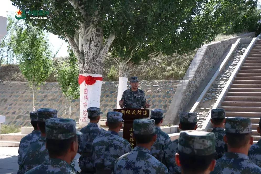 突然,女剑客发来消息