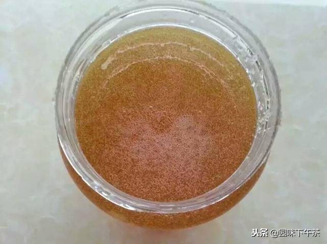 加水摇晃真的鉴别蜂蜜么,蜂蜜上面有泡沫是真蜂蜜吗