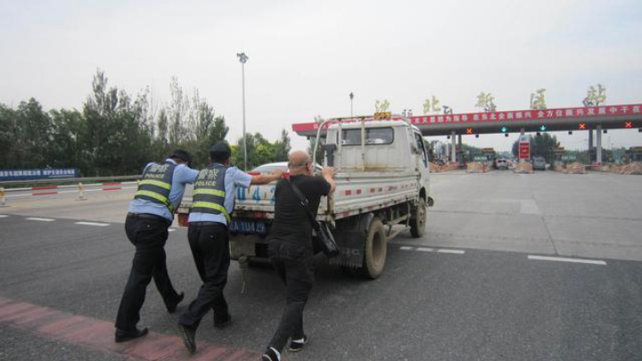 高速公路车坏了怎么报警,高速半路车坏了咋办