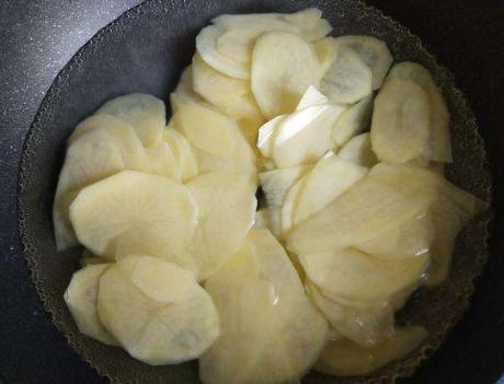 炸薯片时，别直接下锅炸，多加1个步骤，薯片薄又脆，比锅巴好吃