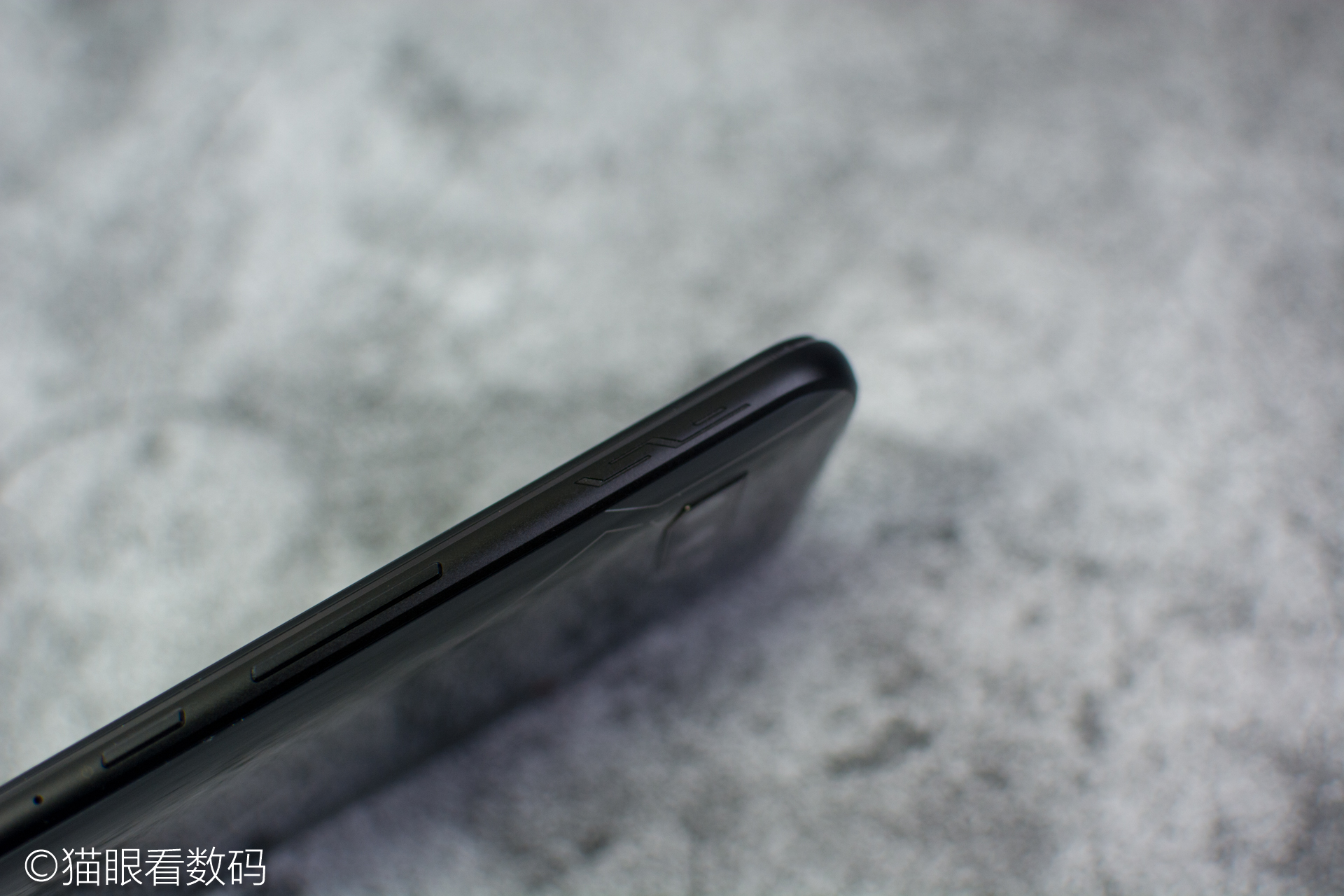 华硕rog2代游戏测评,华硕rog手机2代精英款