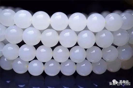 这四种玉石你确定会分辨吗,这几种玉石不注意保养就会发黄