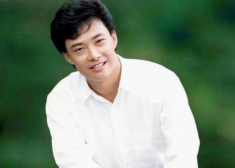 64岁费玉清告别歌坛,现场泪奔,万望珍重